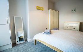 Spacious, Modern 4 Bed House Close To City Centre